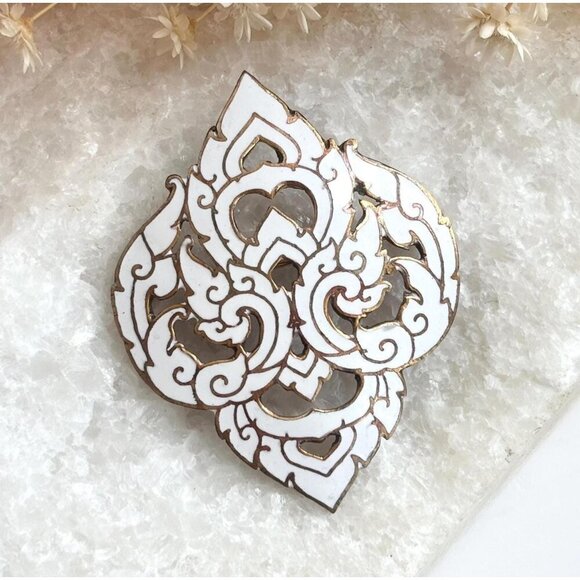 Siam Made Cloissone Gold Toned White Enamel Ornate Vintage Cutout Brooch Lapel - Picture 1 of 9